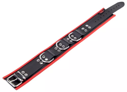 Leather necklace with 3 red D-rings – a stylish accessory
