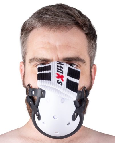 Leather strap mask – exciting, sensual breathing.